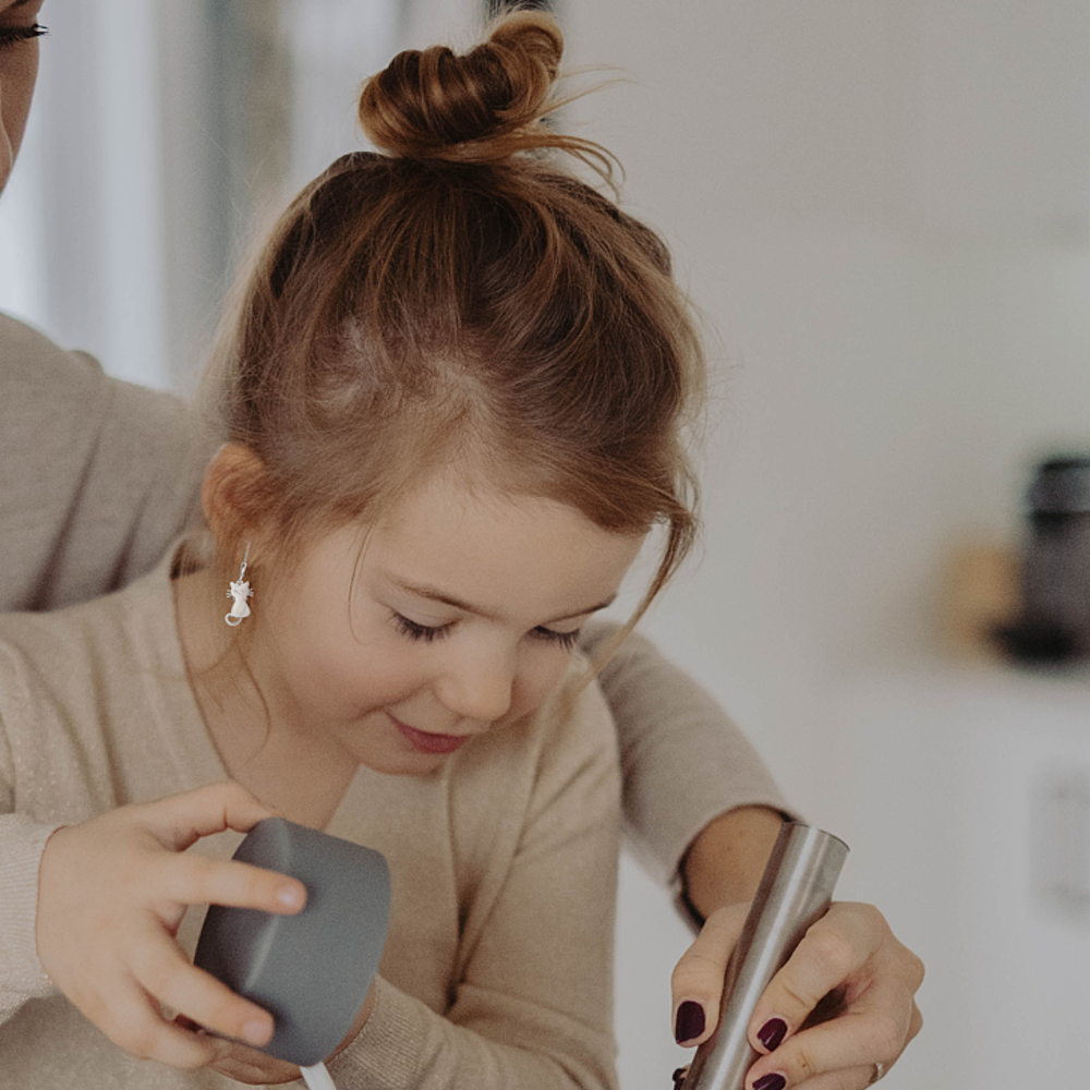 MINET Svítící bílé dětské stříbrné náušnice KOČIČKY