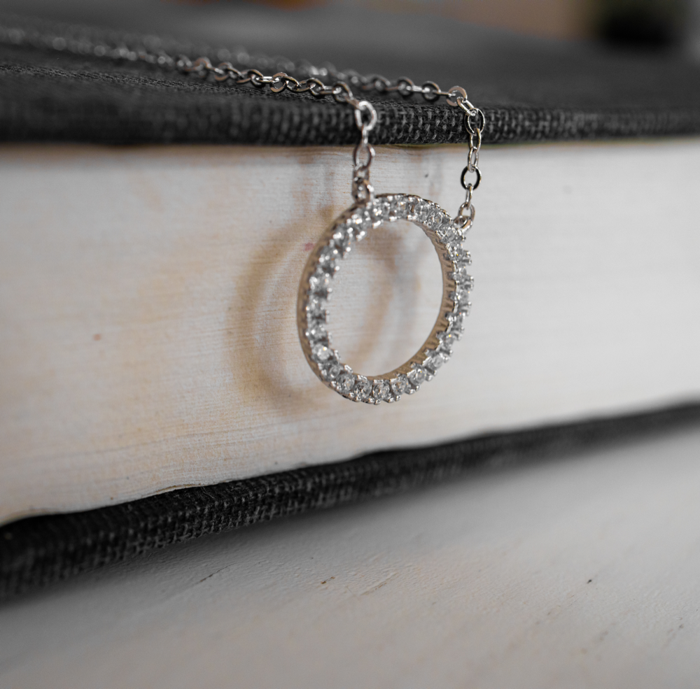 MINET Stříbrný náhrdelník KROUŽEK s bílými zirkony JMAN0140SN45