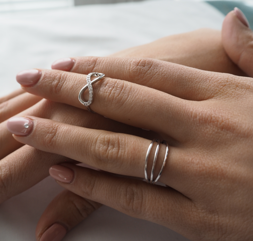 MINET Stříbrný prsten INFINITY s bílými zirkony vel. 56