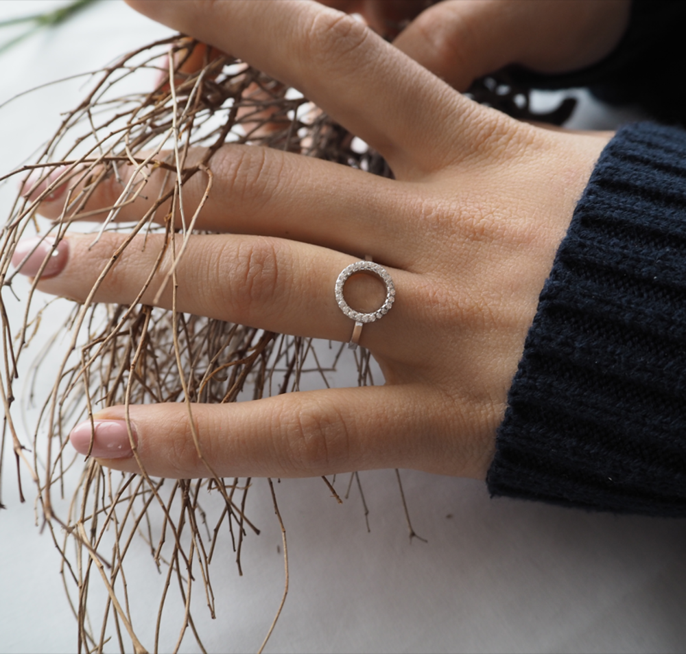 MINET Stříbrný prsten KROUŽEK s bílými zirkony vel. 51 JMAN0140SR51