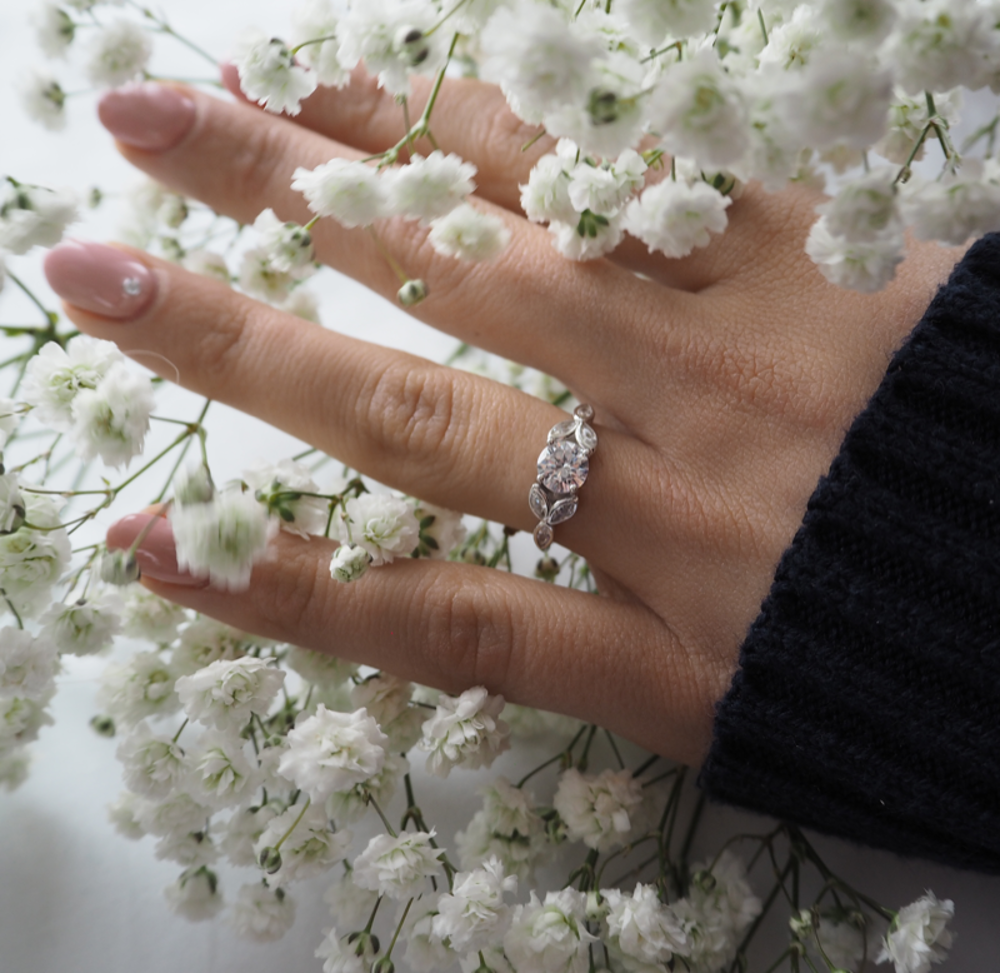 MINET Luxusní rozkvetlý stříbrný prsten FLOWERS s bílými zirkony vel. 54