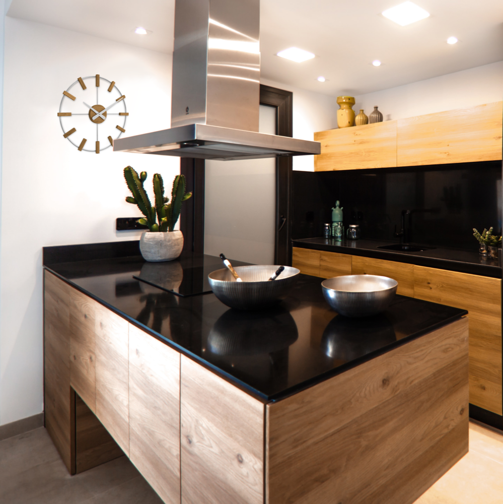 VLAHA Dřevěné stříbrné hodiny STUDIO vyrobené v Čechách ⌀50cm VCT1061