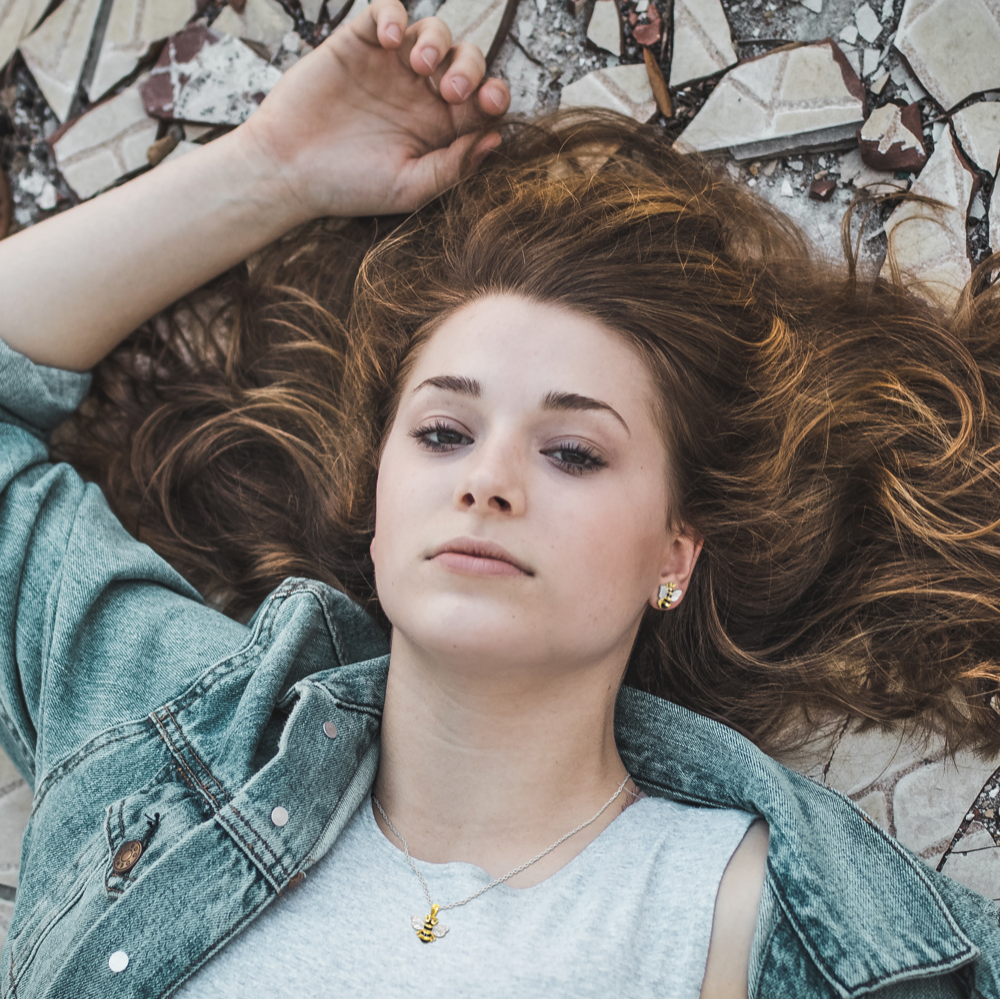 MINET Pozlacený stříbrný náhrdelník VČELKA