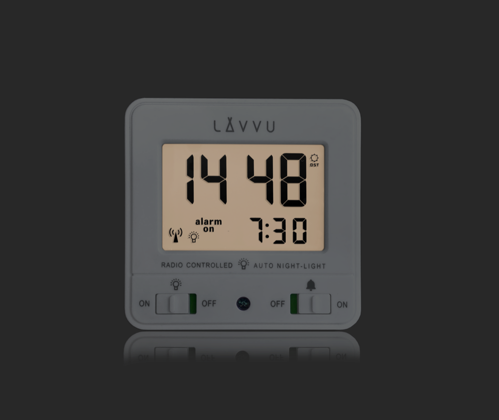 LAVVU Digitální budík řízený rádiovým signálem NORDLYS bílý se světelným senzorem LAR0040