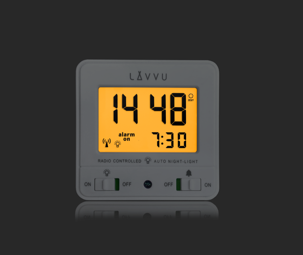 LAVVU Digitální budík řízený rádiovým signálem NORDLYS bílý se světelným senzorem LAR0040