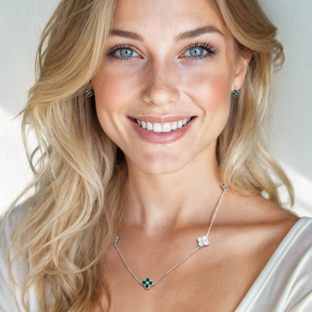 MINET Stříbrný náhrdelník čtyřlístky s bílou perletí a malachitem JMAS7058ZN50